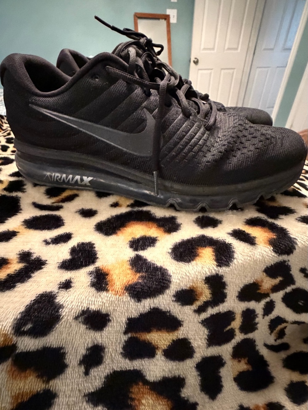 Nike Air Max Men’s Black Running Shoes - Picture 2 of 7